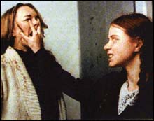 Liza-t megt�madja Jill a boncteremben.